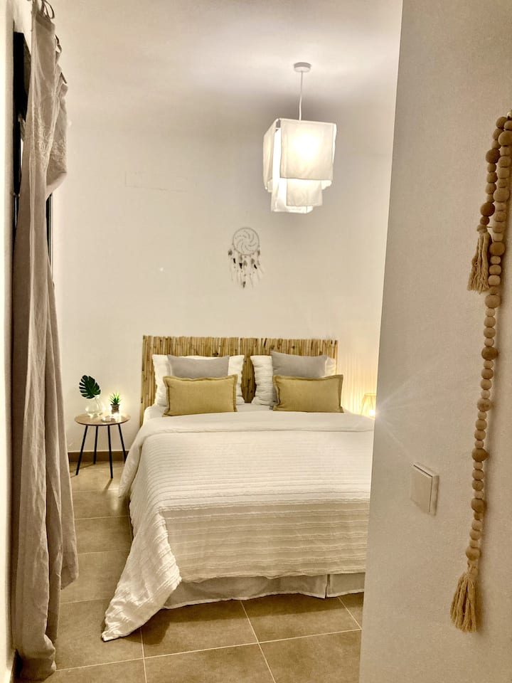 Დიდი ზომის საწოლი თეთრი თეთრეულით, მატრასის/ბალიშის დამცავებით, ბალიშებით/ბალიშებით, ფარდა, ჩამკეტი, გვერდითი ლამპები, საწოლისპირა მაგიდა, ჭერის განათება, უსბ როზეტი