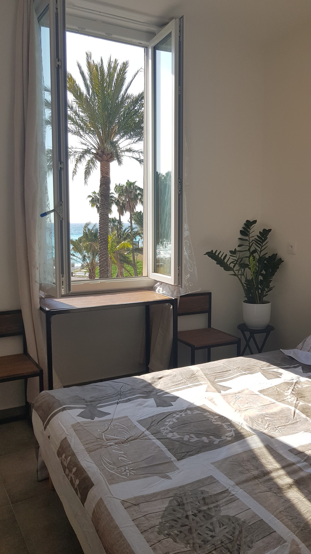 El dormitorio2 tiene vistas al mar, aire acondicionado incorporado, doble mal, mesa y 2 sillas, vestidor, ventanas con aislamiento acústico y térmico. 