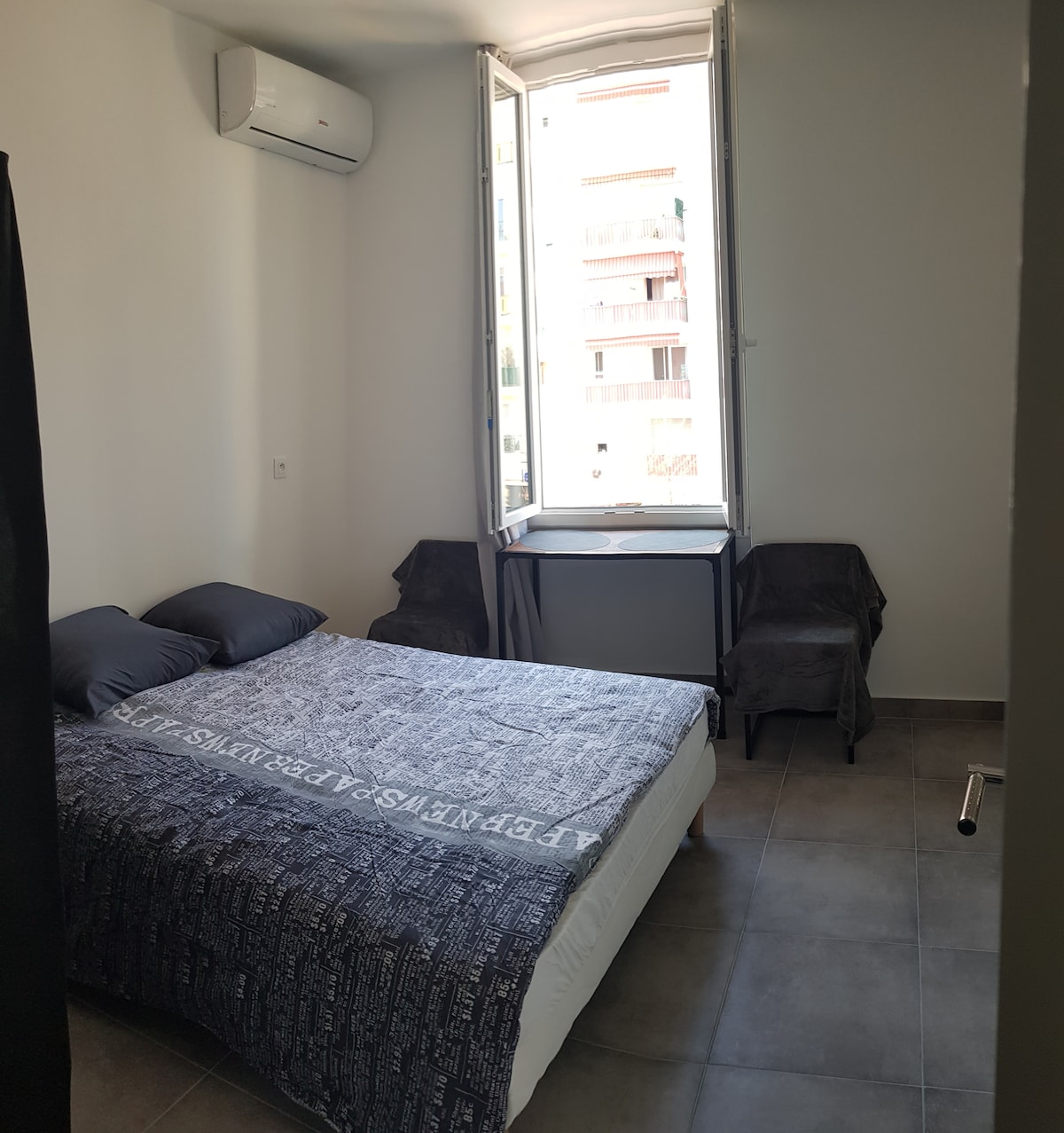 El dormitorio 3 tiene aire acondicionado incorporado, doble mal, mesa y 2 sillas, vestidor, ventanas con aislamiento acústico y térmico. 