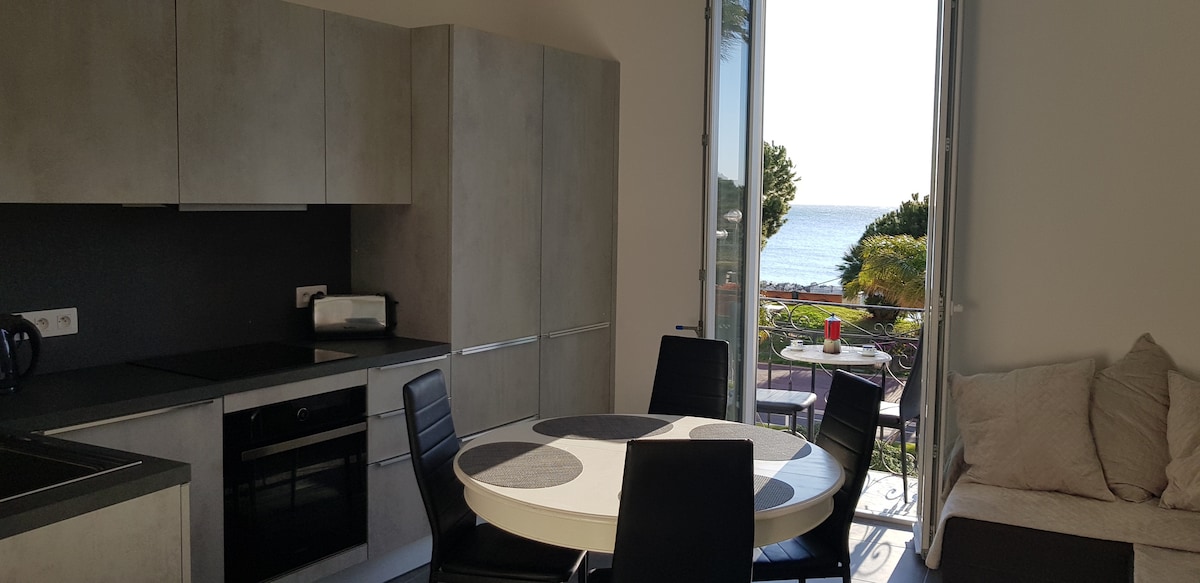 La sala de estar tiene un sofá, mesas y sillas y una cocina totalmente equipada: 2 neveras, horno, placa eléctrica, lavavajillas, almacenes de pared.  También tiene acceso a un balcón con vistas al mar.