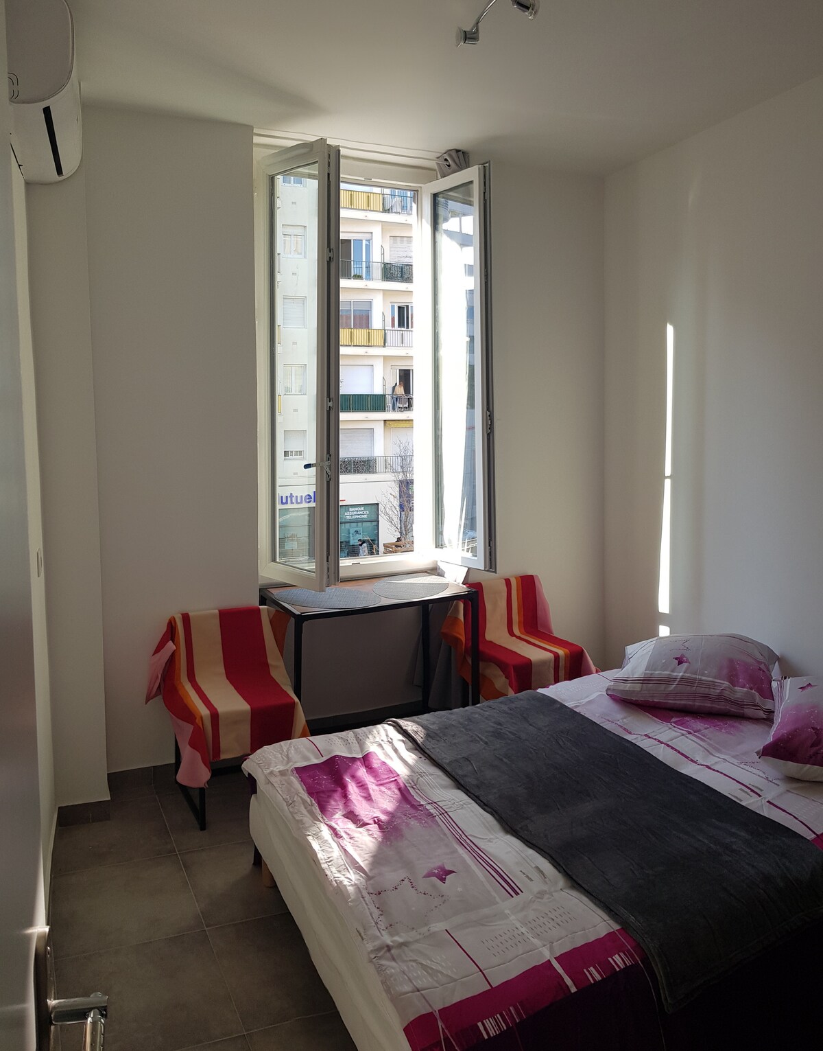 El dormitorio 4  tiene aire acondicionado incorporado, doble malo, mesa y 2 sillas, vestidor, ventanas con aislamiento acústico y térmico.