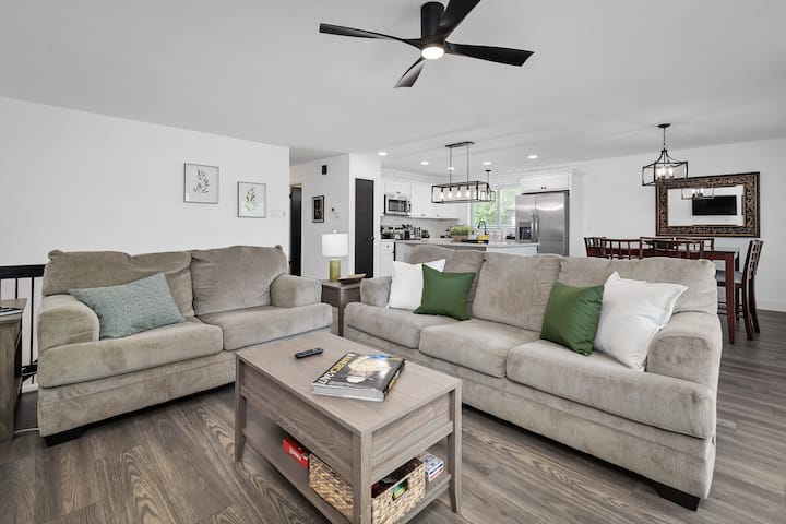 Blair's House 5 Bed 2 Bath - Game Room - Hot Tub - O'Fallon, MO