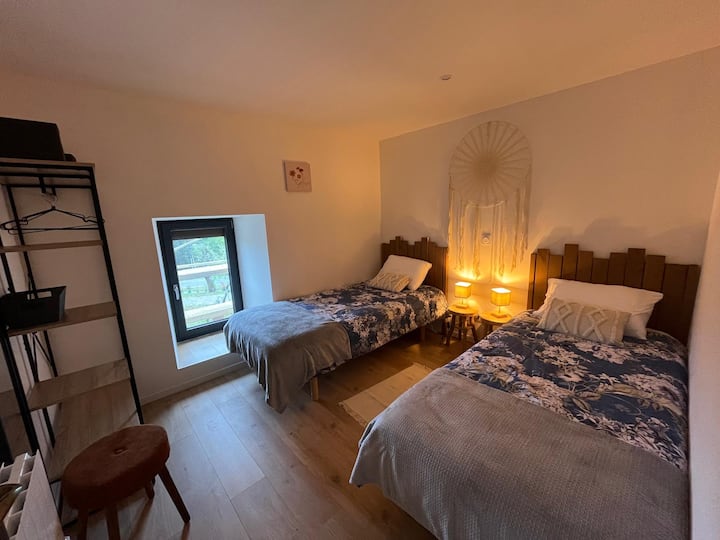 Chambre 3 "Le Sabotier" 2 litra në 90x200cm (jumelables në 180cm).