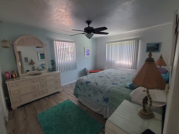 Მთავარი საძინებელი დიდი ზომის საწოლით უკანა ეზოში