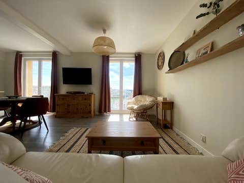 Top performing Airbnb: Elevator, view of the port of Dieppe, all services included in Dieppe