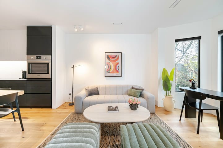 Lavish Unit a Contemporary Space
