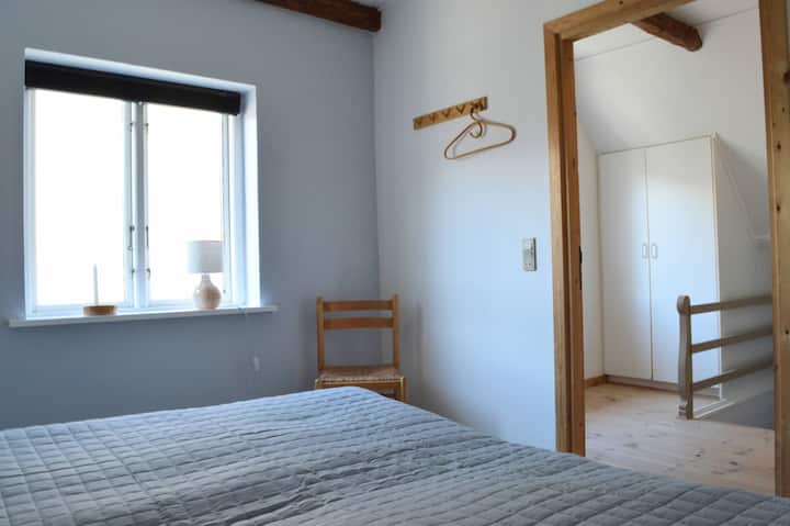 Soveværelse på 1. sal med 2 enkelt senge på 90x200 cm