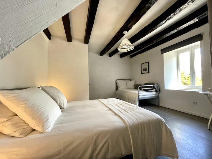 Chumba cha kulala cha Gite Les Papillons 2: Kitanda cha sentimita 160x200.  Pia ina kitanda kidogo cha mtu mmoja (sentimita 90x190) ambacho kinaweza kutumika kama viti