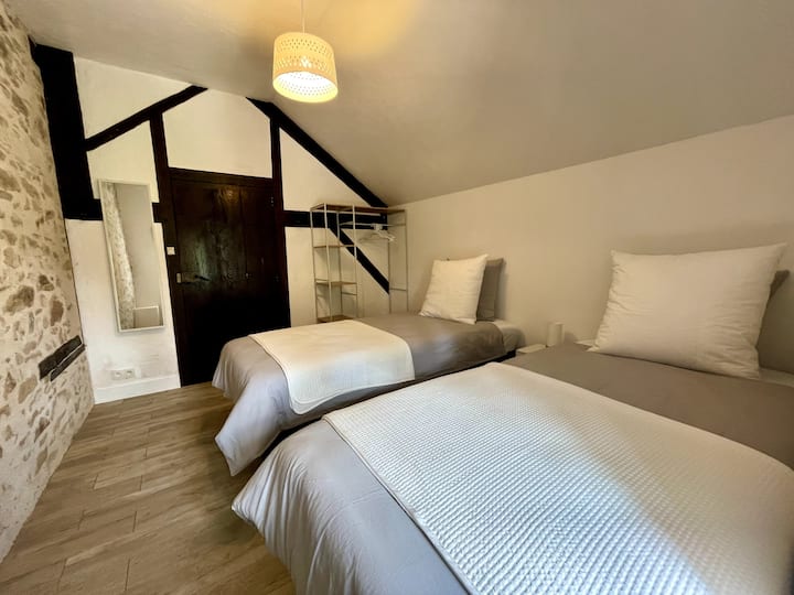 Gite Les Papillons: vitanda 2 vya mtu mmoja sentimita 90x200.  Baada ya ombi unaweza kuunganishwa ili kutengeneza ukubwa wa mfalme sentimita 180x200 na godoro moja la juu