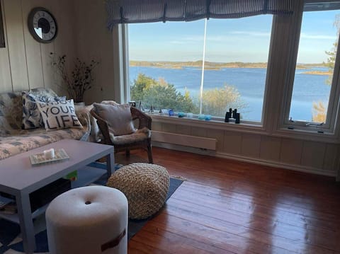 Welcoming cabin with a sea view!
