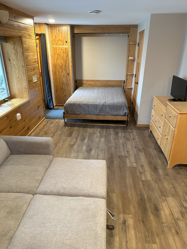 Двойно легло тип „Мърфи“ 
Издърпайте дивана 
Телевизор, отделен вход 