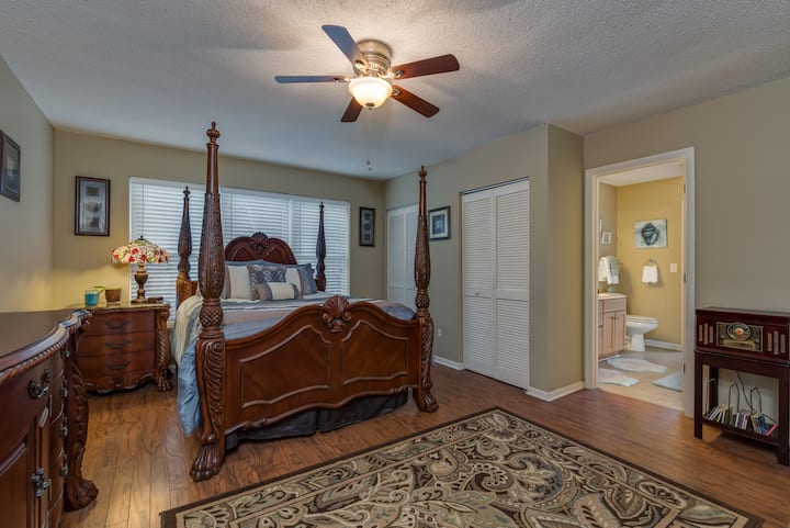 Primárna spálňa s manželskou posteľou King 