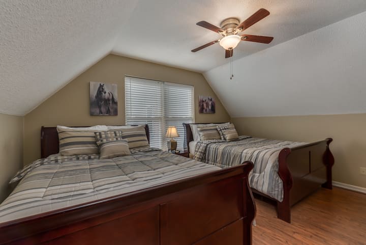 Spálňa na vyššej úrovni s 2 manželskými posteľami