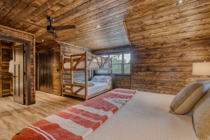 Sono state aggiunte tende a tutte le finestre della camera da letto