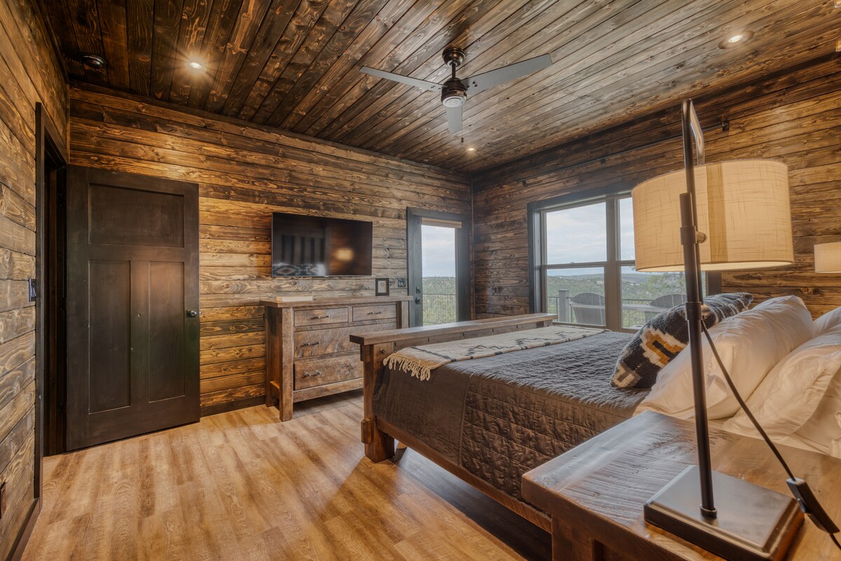 Se agregaron cortinas a las ventanas de la habitación y hay una cortina en la puerta.