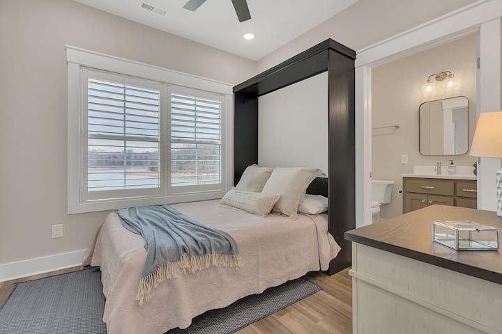 舒适的双人床，可欣赏湖景！ 