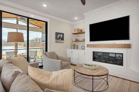 Top Airbnb: Lakefront Haven | Hot Tub | Kayaks, Firepit in Winchester
