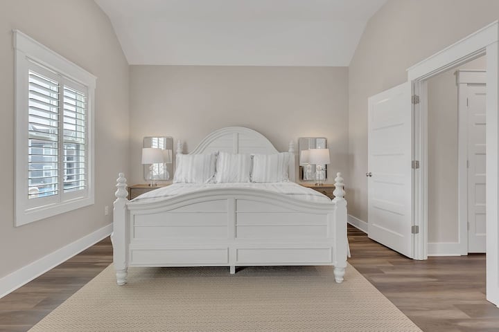 安静宽敞的主卧 