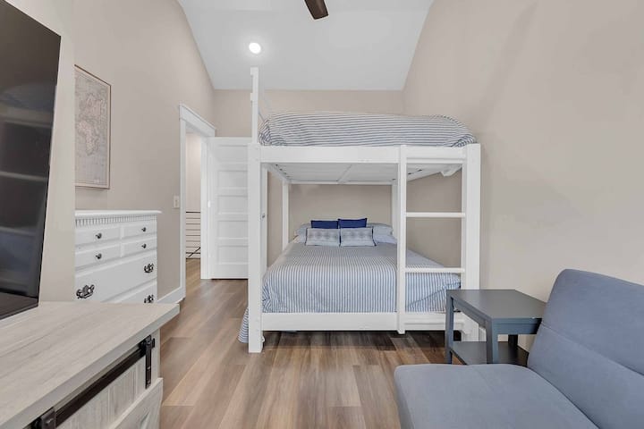 双人床双层床和日式床垫，适合儿童房或全家人入住。 