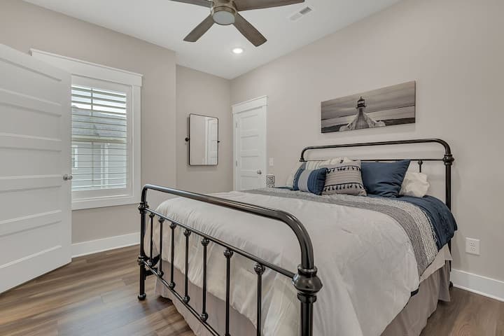 舒适的标准双人床和衣柜，有存放行李的空间。 