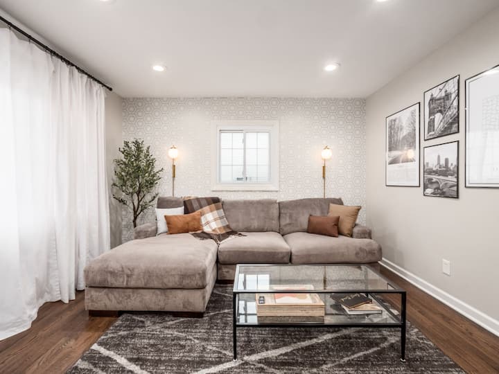 Modern 3br W/ Game Room + Patio - Columbus, OH