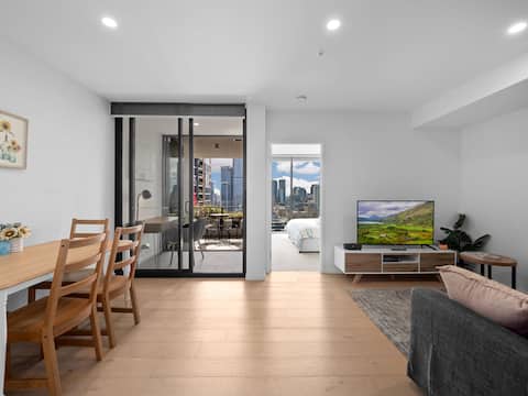 Popular Airbnb listing: Riverview 29th Floor Apt. with King Bed & Parking in South Brisbane