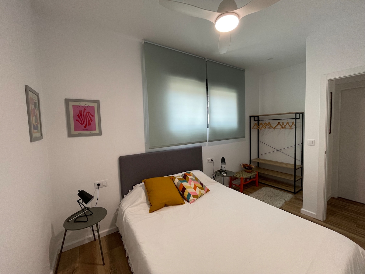 Dhomë me qepen për errësimin e natës.