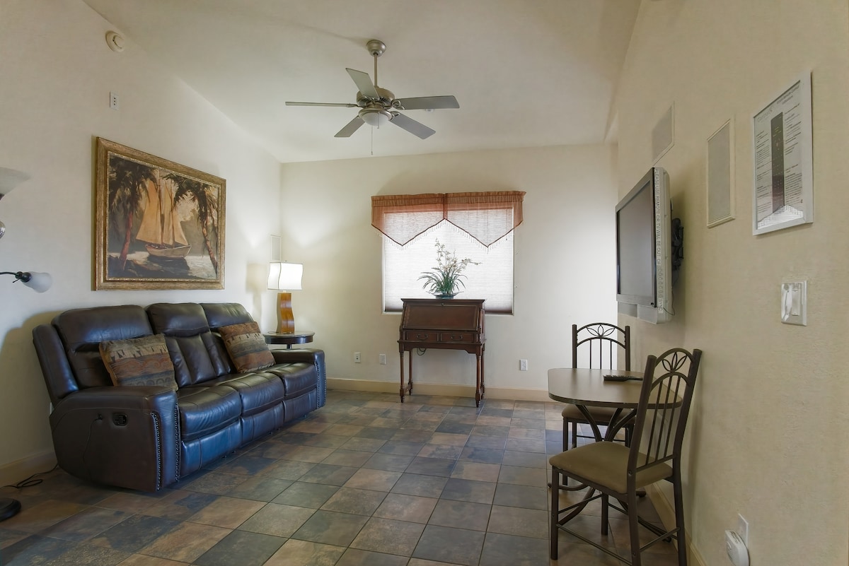 Top performing Airbnb: 83 Villa, 44' Rv Garage, Pool Pets OK 1bd 1 bath in Lake Havasu City