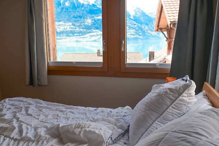 วิวสวยๆเมื่อคุณตื่นขึ้นมา: ทะเลสาบเบรียนซ์และภูเขา