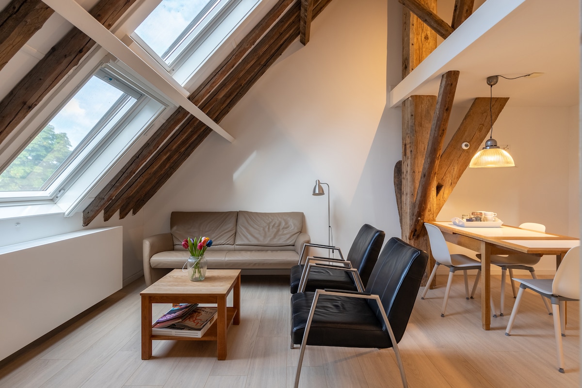 Top performing Airbnb: Comfortable apartment in renovated farmhouse. in Wijk 18 Weidestreek Zuidwest