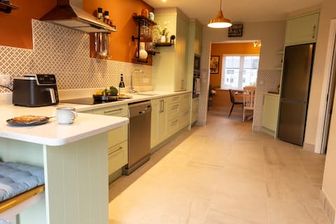 Sarah’s Home Away from Home - Luxury Apartment