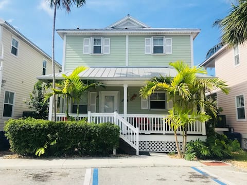 Top Airbnb: Casa Capri 3 bed 3 bath sleeps 8 tropical decorate in Stock Island