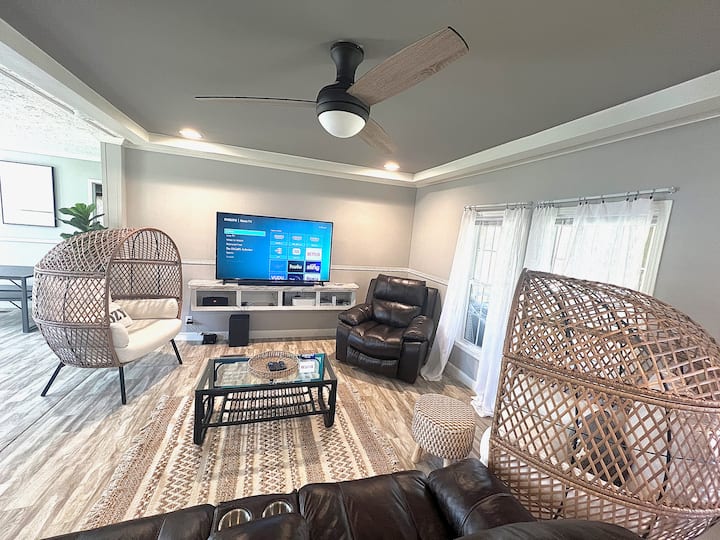 Hubquarter Hideaway |
Lake Views & Walk To Water - Lake Gaston