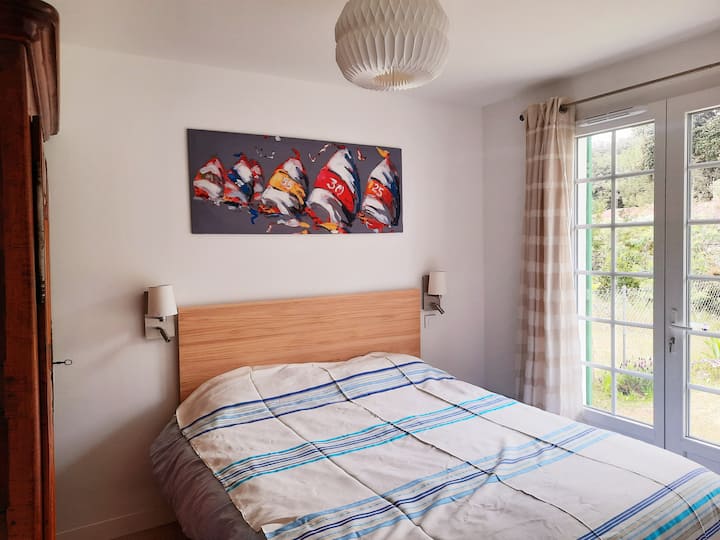 ชั้นล่าง: ห้องนอน 2 เตียงคู่ขนาด 160 ซม. x 190 ซม.