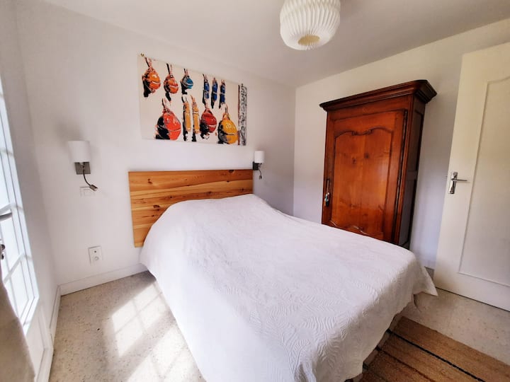 ชั้นล่าง: ห้องนอน 1 เตียงคู่: 140x190 ซม.