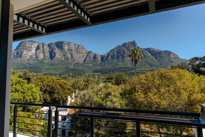 Stylish Top Floor Apartment gallery image 4