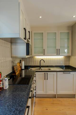 Stylish Top Floor Apartment gallery image 5