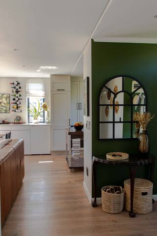 Stylish Top Floor Apartment gallery image 2