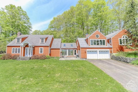 10 Acre Country Estate with Pool, Hot Tub & Views!