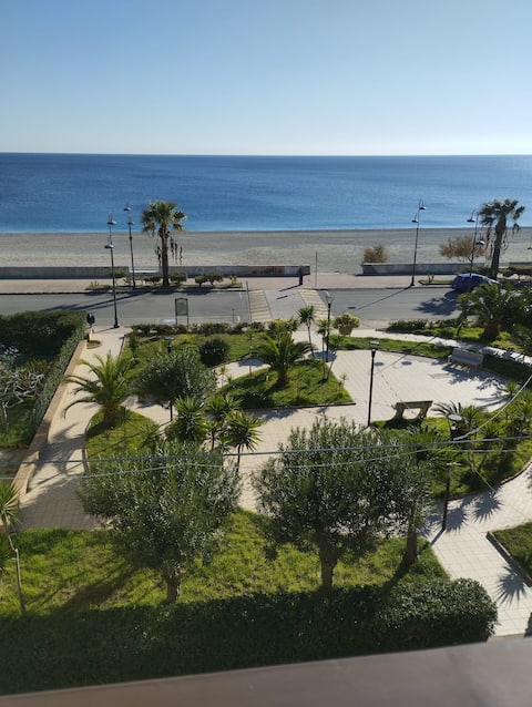 Oasi Azzurra, Seafront