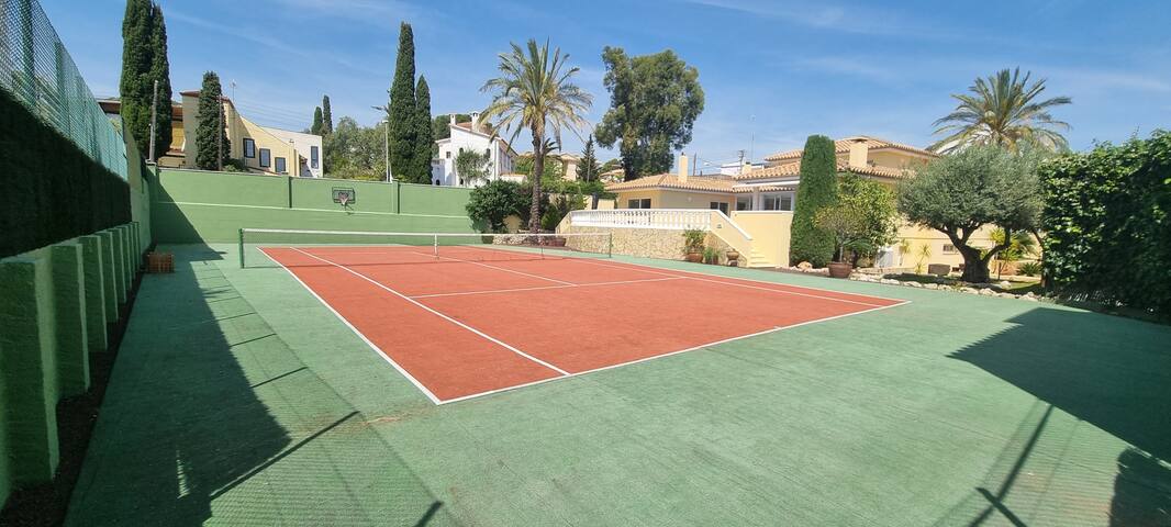 Villa con piscina y tenis, la playa a pie. gallery image 2