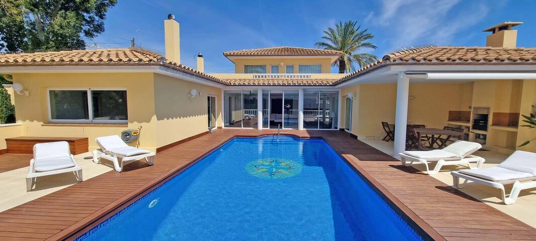 Villa con piscina y tenis, la playa a pie.