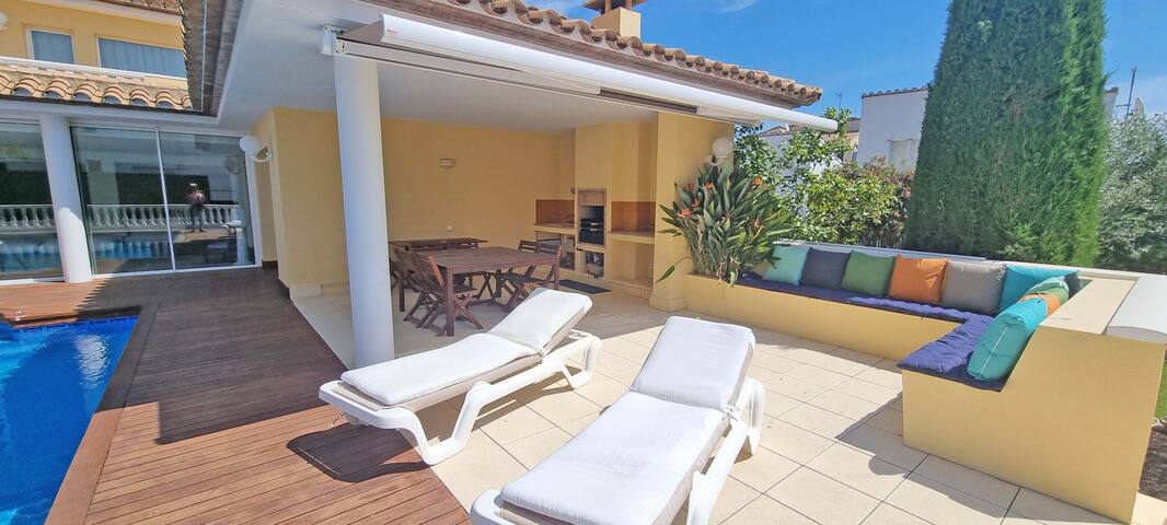 Villa con piscina y tenis, la playa a pie. gallery image 3