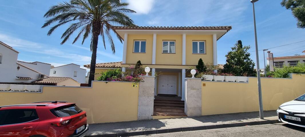 Villa con piscina y tenis, la playa a pie. gallery image 5