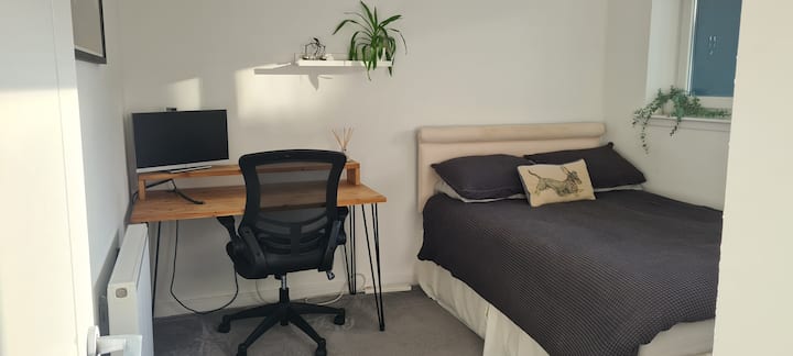 带专用工作空间的第二间卧室