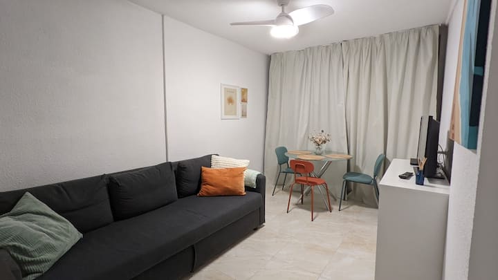 Eneo kuu la kulala lenye sofa. Kuna mapazia yaliyozimwa kwenye madirisha. Feni za kupoza kwa sasa zimewekwa katika vyumba vyote viwili; kiyoyozi cha ziada kitawekwa mwezi Mei.