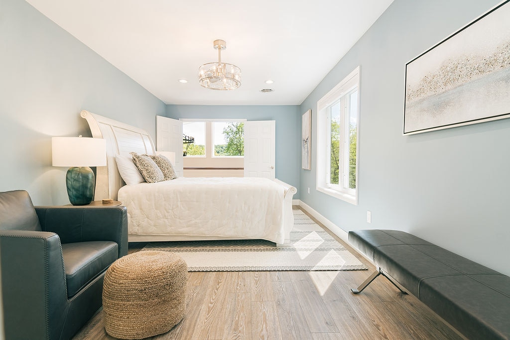 Dhoma e dytë e gjumit në katin e 3-të ofron pamje të mrekullueshme të pyllit dhe perëndimit të diellit përmes dritareve të gjera, si dhe ballkonin e vogël jashtë dhomës së gjumit me pamje nga dhoma e ndenjjes.