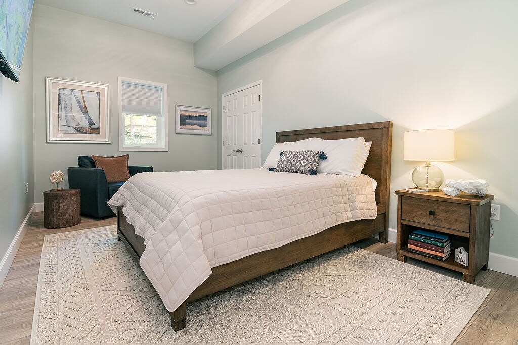 Dhoma e gjumit në katin e dytë është e rehatshme me takime detare dhe një hapësirë për t 'u çlodhur.