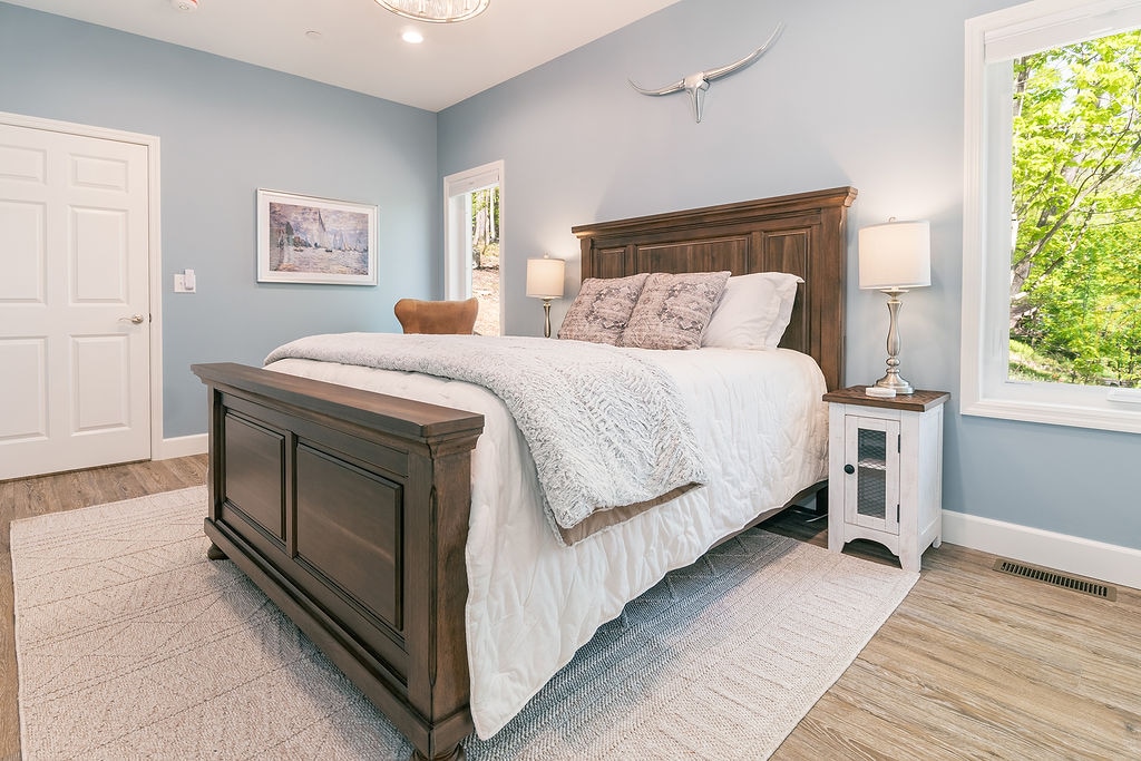 Kjo dhomë gjumi në katin e dytë është e rehatshme, e rehatshme dhe e sistemuar mirë.