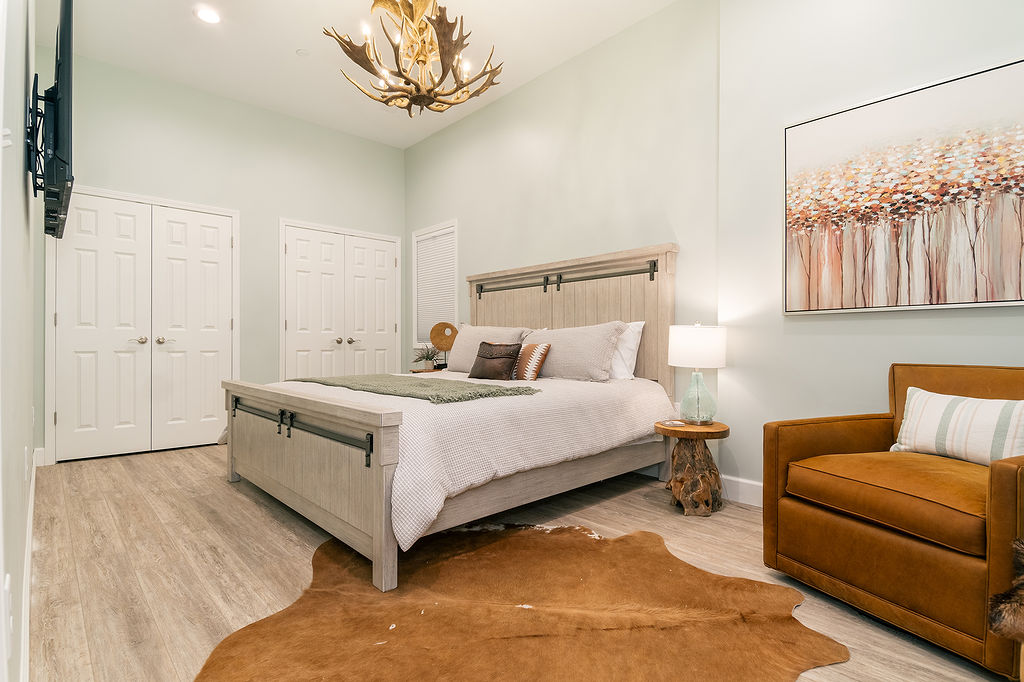 Dhoma e gjumit e gjerë dhe rustike në katin e parë është e pajisur me një krevat dopio "king" dhe një karrige luksoze për leximin e lëkurës.